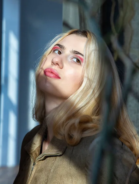 Młoda Kobieta Blond Włosami Oknem Portretem — Zdjęcie stockowe