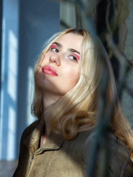 Mujer Joven Con Cabello Rubio Con Ventana Detrás Del Retrato —  Fotos de Stock