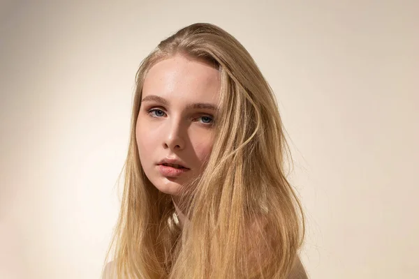 Retrato Mulher Jovem Com Cabelo Loiro Isolado Bege Com Maquiagem — Fotografia de Stock