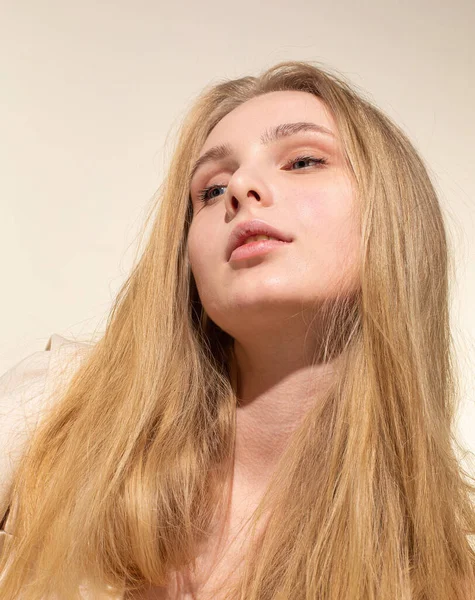 Ung Kvinna Med Blont Hår Isolerad Beige Porträtt Med Naken — Stockfoto