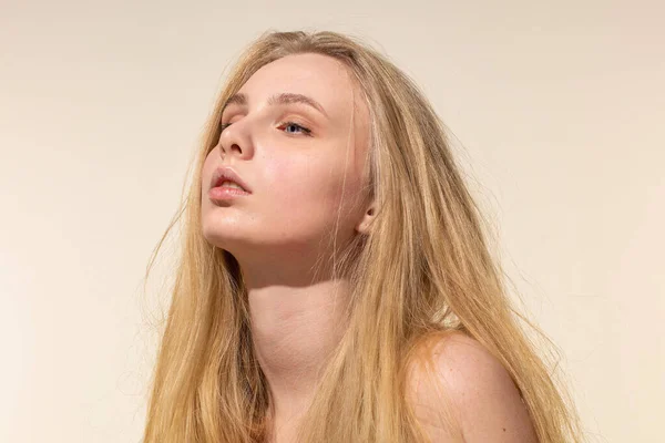 Vit Ung Kvinna Med Blont Hår Isolerad Beige Porträtt Med — Stockfoto