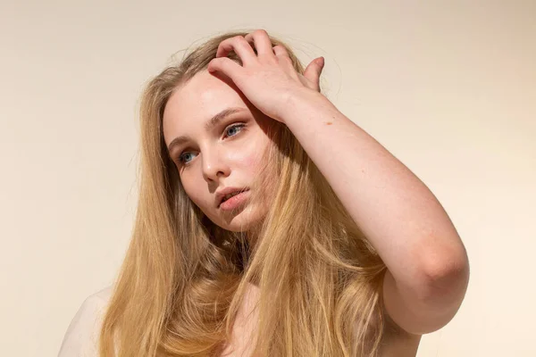 Biała Młoda Kobieta Blond Włosami Odizolowana Beżowym Portrecie Nagim Makijażem — Zdjęcie stockowe