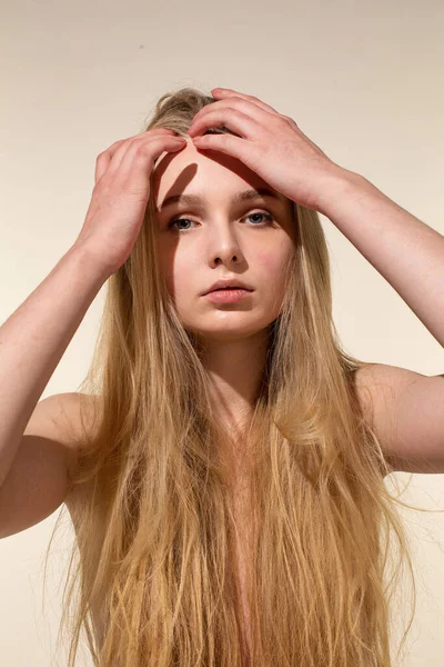 Λευκή Νεαρή Γυναίκα Ξανθά Μαλλιά Απομονωμένη Μπεζ Χέρι Κοντά Στο — Φωτογραφία Αρχείου