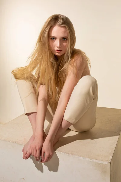 ヨーロッパの白いです若いです女性とともにブロンド髪絶縁上ベージュ — ストック写真
