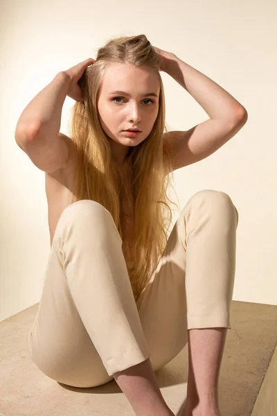 Europeisk Ung Kvinna Med Blont Hår Isolerad Beige Med Händerna — Stockfoto