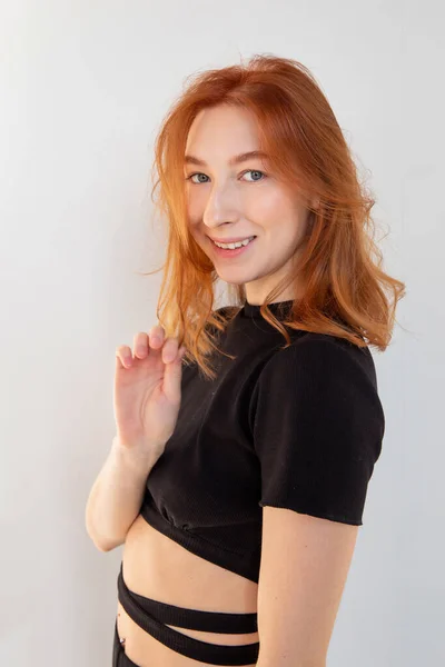 Mujer Joven Sonriente Con Pelo Rojo Aislado Gris —  Fotos de Stock