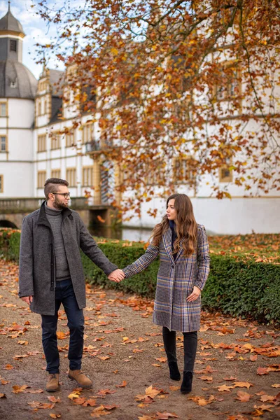 Blanco Joven Europeo Casado Pareja Con Edificio Detrás Caminando Otoño —  Fotos de Stock