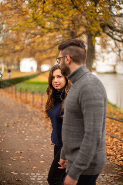 年轻的欧洲裔夫妇在公园散步 — 图库照片