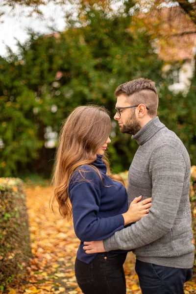 Tender Jovem Casal Europeu Parque Outono — Fotografia de Stock