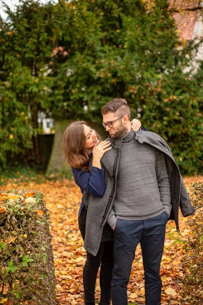 Tender Jong Europees Getrouwd Paar Park Herfst — Stockfoto