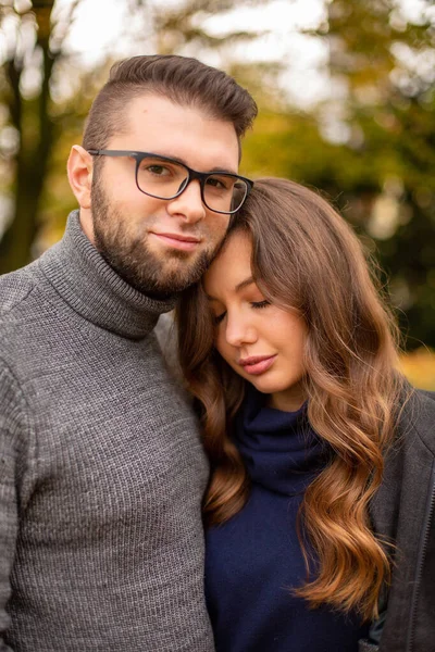 Tender Jovem Europeu Casal Retrato Outono — Fotografia de Stock