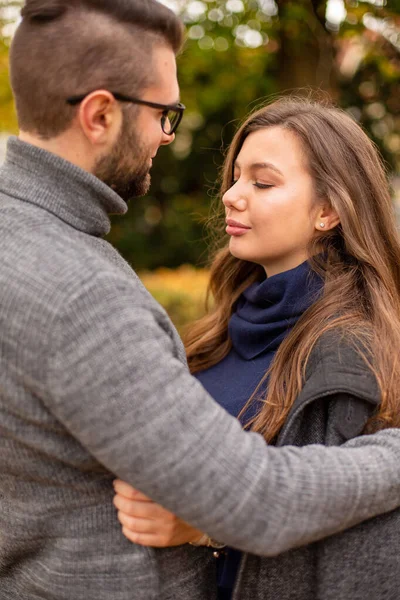 Jovens Europeus Felizes Casal Retrato Outono — Fotografia de Stock