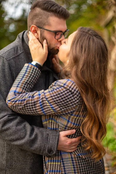 Blanc Jeune Européen Marié Couple Portrait Baisers Dehors — Photo