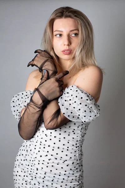 Europese Vrouw Met Blond Haar Witte Huid Geïsoleerd Donkergrijs Witte — Stockfoto