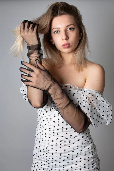 Europeiska Kvinna Med Blont Hår Och Vit Hud Isolerad Mörkgrå — Stockfoto