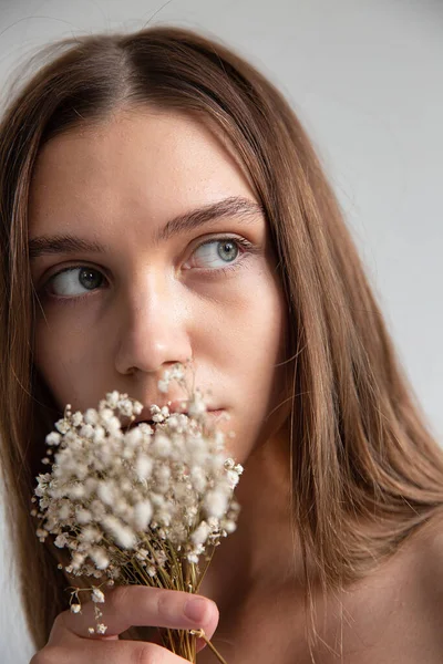 Portrait Woman Dark Hair White Skin Isolated Dark Grey Flowers — Stock Photo, Image