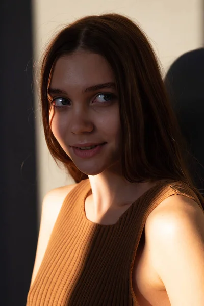 Retrato Luz Del Atardecer Mujer Con Cabello Oscuro Piel Blanca — Foto de Stock