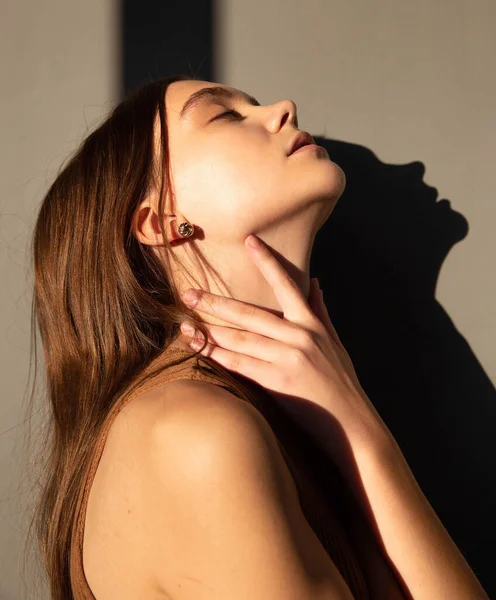 Retrato Luz Pôr Sol Mulher Com Cabelos Escuros Pele Branca — Fotografia de Stock