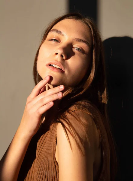 Retrato Luz Pôr Sol Mulher Com Cabelo Escuro Pele Branca — Fotografia de Stock