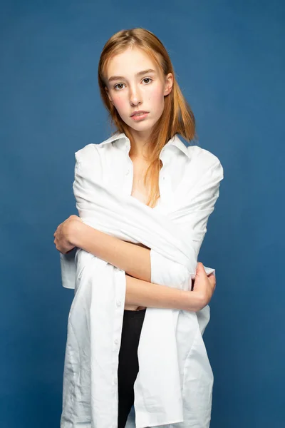 Europeisk Flicka Med Rött Hår Och Vit Hud Isolerad Blå — Stockfoto