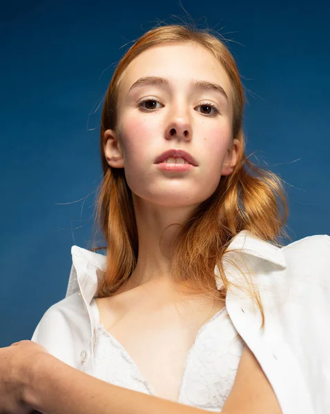 Menina Com Cabelo Vermelho Pele Branca Isolada Retrato Azul — Fotografia de Stock
