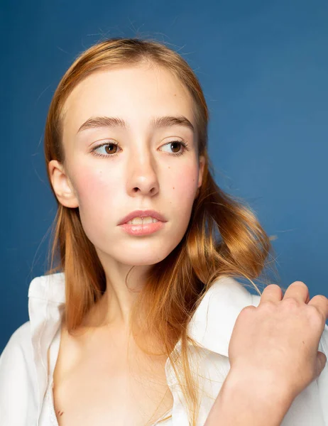Menina Europeia Com Cabelo Vermelho Pele Branca Isolada Retrato Azul — Fotografia de Stock