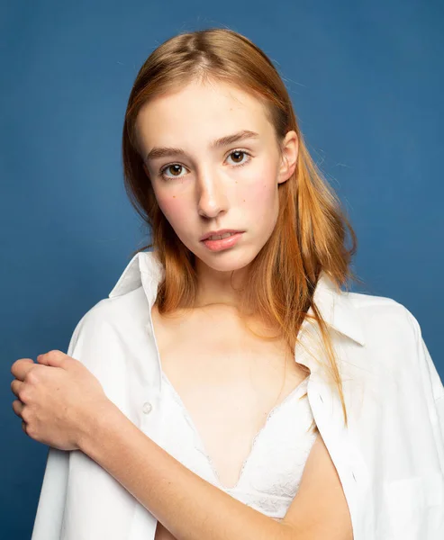 Menina Com Cabelo Vermelho Pele Branca Isolada Retrato Azul — Fotografia de Stock