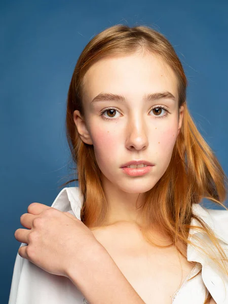 Evropská Dívka Rudými Vlasy Bílou Pletí Izolované Modrém Portrétu — Stock fotografie