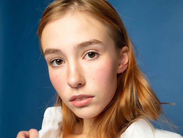 Menina Com Cabelo Vermelho Pele Branca Isolada Retrato Closeup Azul — Fotografia de Stock