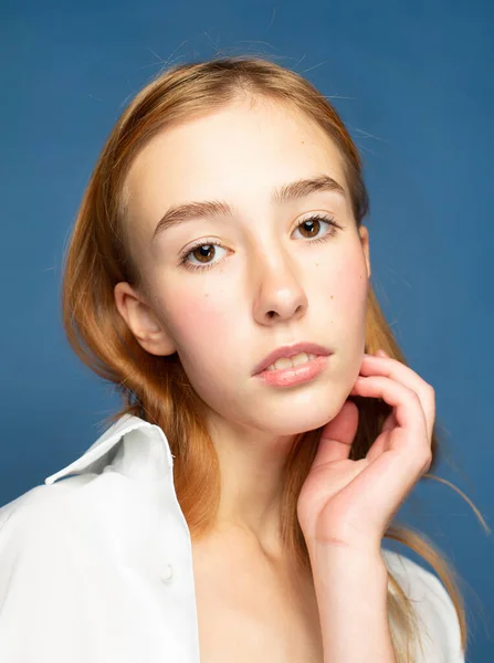 Closeup Menina Retrato Com Cabelos Vermelhos Pele Branca Isolado Azul — Fotografia de Stock