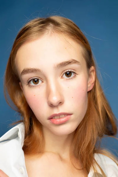 Menina Com Cabelo Vermelho Pele Branca Isolada Retrato Closeup Azul — Fotografia de Stock