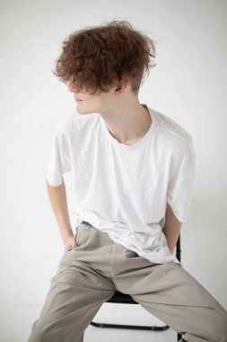 Çekici genç Avrupalı saçları olan adamın yüzü açık gri renkte izole edilmiş.