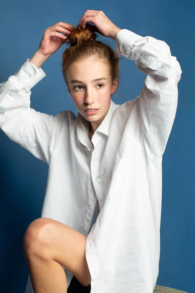 Chica Con Pelo Rojo Piel Blanca Aislado Azul Camisa Blanca —  Fotos de Stock
