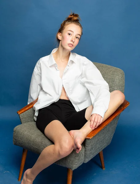 Sentado Cadeira Menina Com Cabelo Vermelho Pele Branca Isolada Azul — Fotografia de Stock