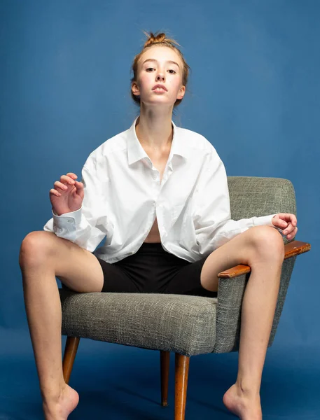 Chica Joven Con Pelo Rojo Piel Blanca Aislado Azul Sentado —  Fotos de Stock