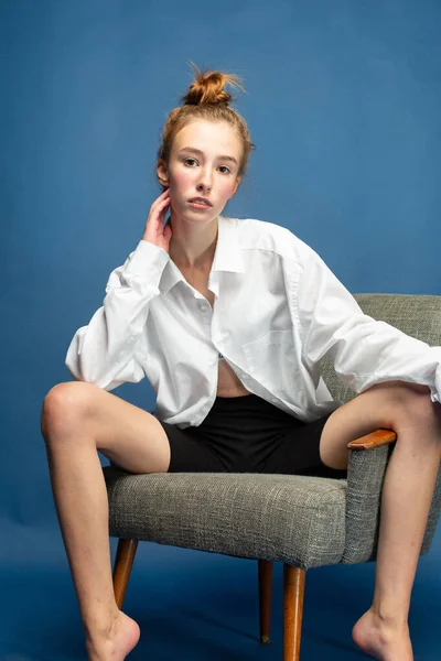Chica Con Pelo Rojo Piel Blanca Aislado Azul Sentado Silla —  Fotos de Stock