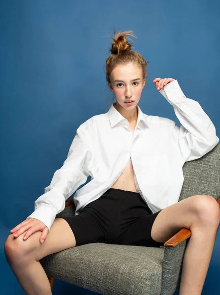 Chica Relajante Con Pelo Rojo Piel Blanca Aislado Azul Sentado —  Fotos de Stock