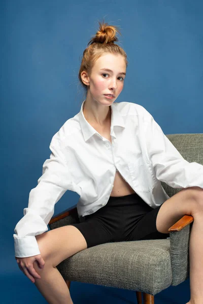Chica Con Pelo Rojo Piel Blanca Aislado Azul Sentado Silla —  Fotos de Stock
