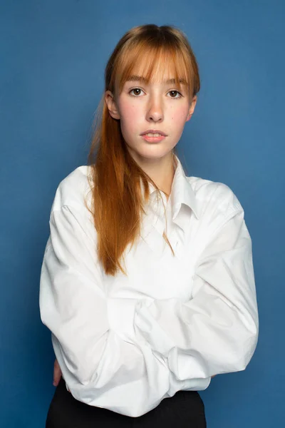 Rapariga Brilhante Com Cabelo Vermelho Pele Branca Isolada Retrato Azul — Fotografia de Stock