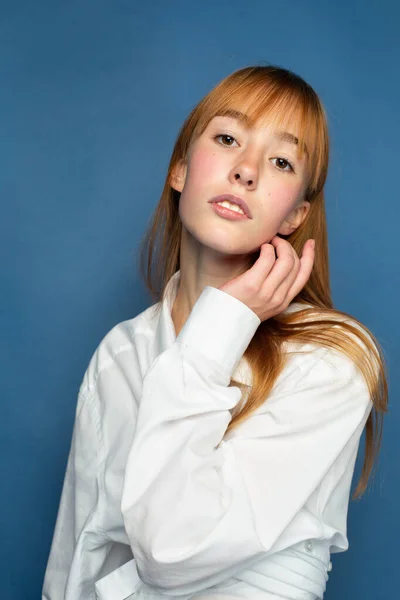 Retrato Menina Com Cabelo Vermelho Pele Branca Isolada Azul Blusa — Fotografia de Stock