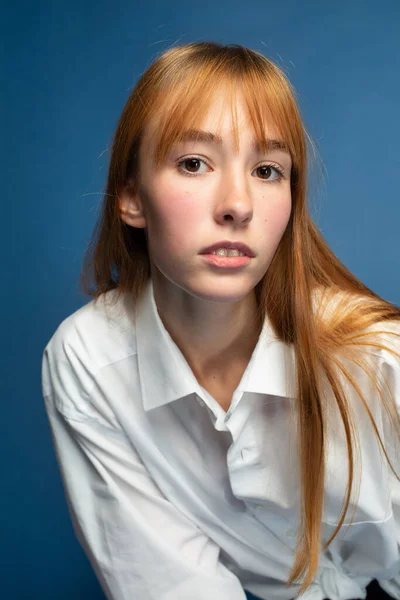 Detailní Portrét Dívky Rudými Vlasy Bílou Pletí Izolované Modré Košili — Stock fotografie