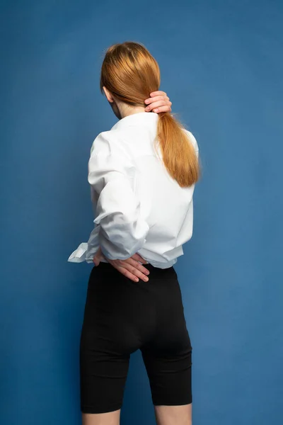 Πλάτη Του Στέκεται Λεπτό Κορίτσι Κόκκινα Μαλλιά Και Λευκό Δέρμα — Φωτογραφία Αρχείου