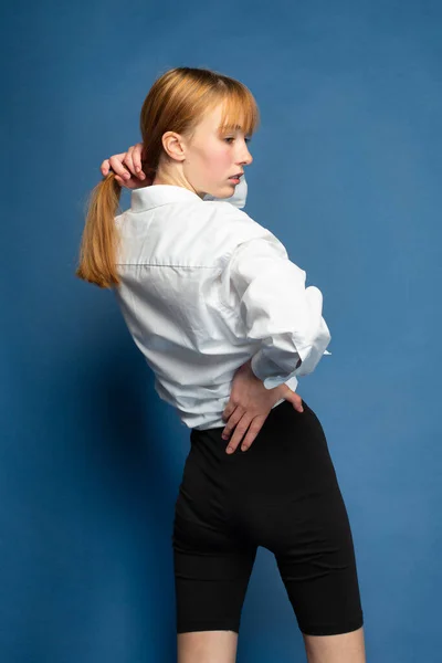 Vékony Lány Vörös Haj Fehér Bőr Elszigetelt Kék — Stock Fotó