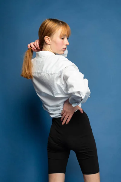 Chica Delgada Con Pelo Rojo Piel Blanca Aislada Azul —  Fotos de Stock