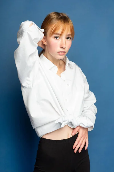 Meisje Met Rood Haar Witte Huid Geïsoleerd Blauw Witte Blouse — Stockfoto