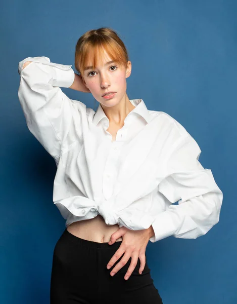 Meisje Met Rood Haar Witte Huid Geïsoleerd Blauw Witte Blouse — Stockfoto