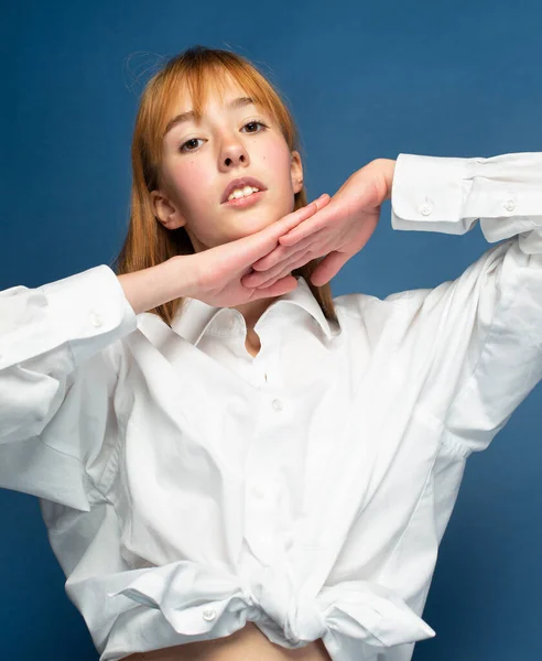 Menina Com Cabelo Vermelho Pele Branca Isolada Azul Com Mãos — Fotografia de Stock