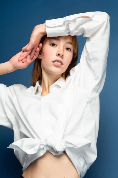 Menina Com Cabelo Vermelho Pele Branca Isolada Azul Camisa Branca — Fotografia de Stock