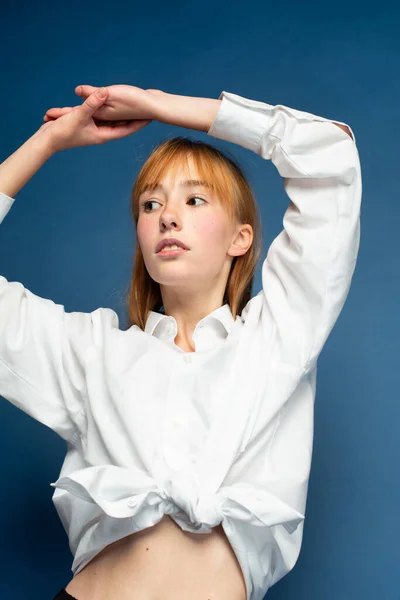 Jovem Com Cabelo Vermelho Pele Branca Isolada Azul Camisa Branca — Fotografia de Stock