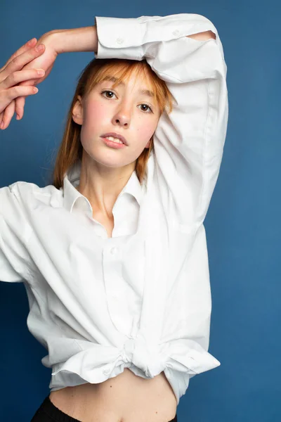 Menina Com Cabelo Vermelho Pele Branca Isolada Retrato Azul Branco — Fotografia de Stock